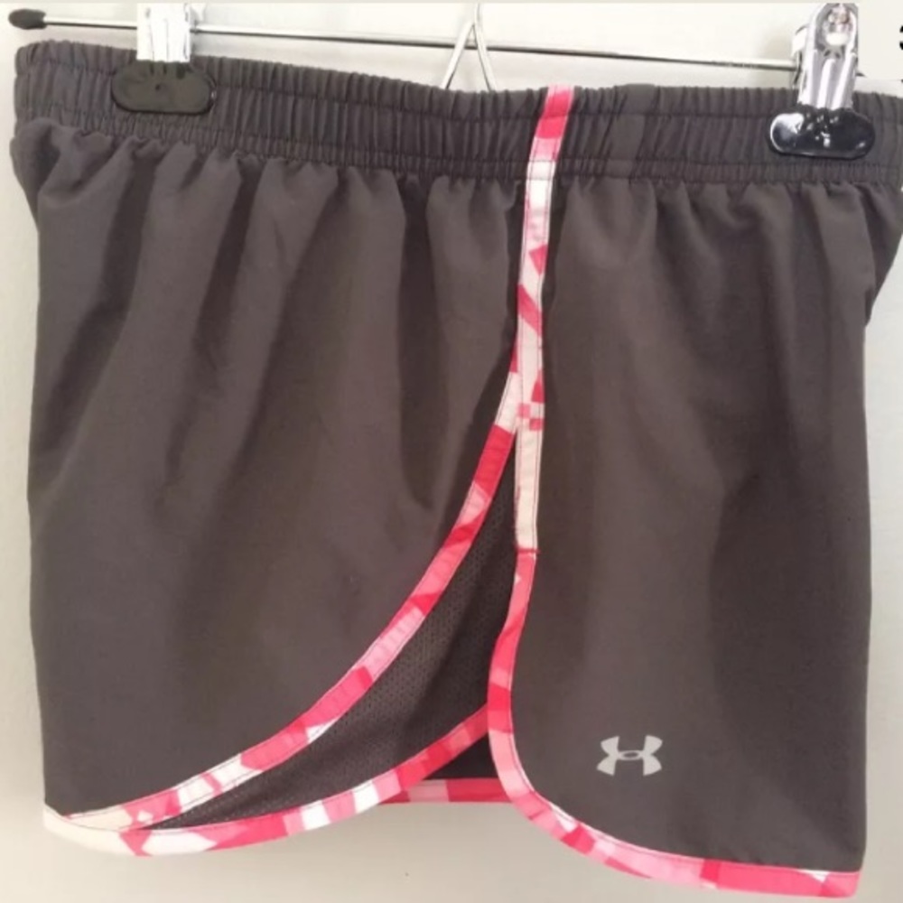 169 WOMANS UNDER ARMOUR DRI-FIT RUNNING SHORTS GRAY